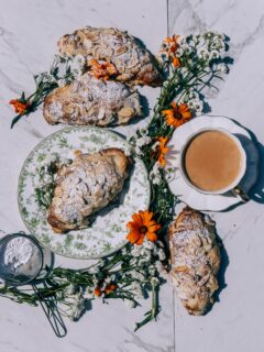 when the sun hits just right on 
Saturday brunch😚🥐
.
.
.
.
.